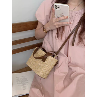 กระเป๋าสาน น่ารัก มี 3 สี ตั้งเป็นทรง สายหนัง มีสายยาวให้ P238