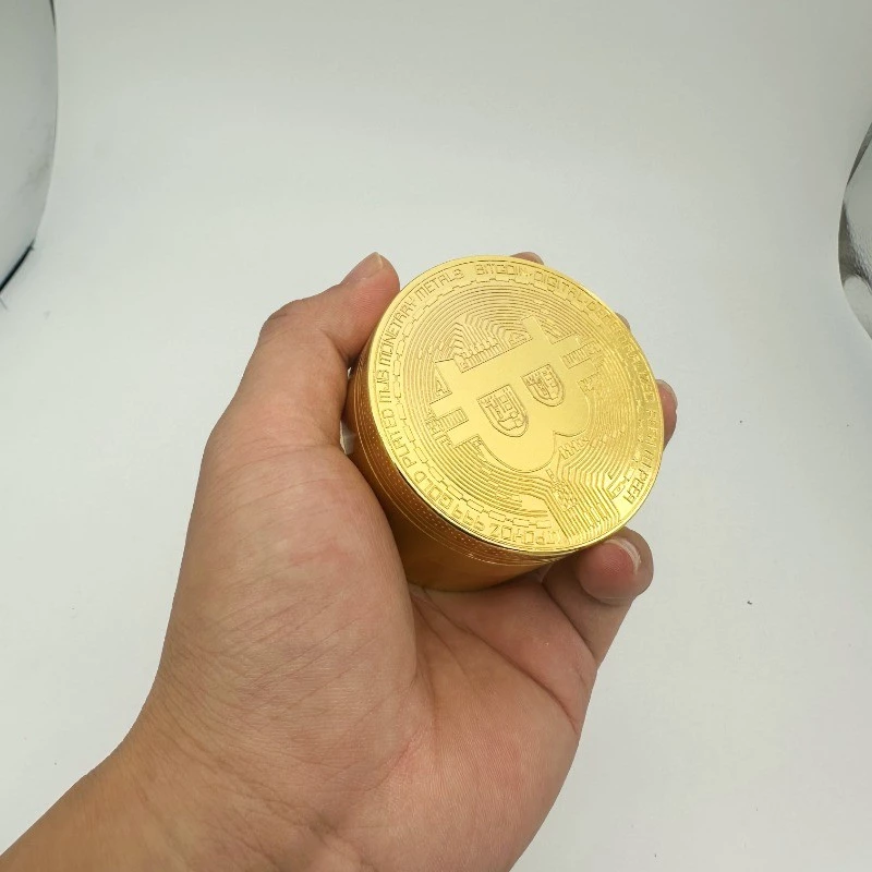 63mm Bitcoin Herb grinder แบบพกพาขนาดเล็ก 4 ชั้นวัสดุโลหะบดเครื่องมือครัวของขวัญวันหยุด thumbnail 6