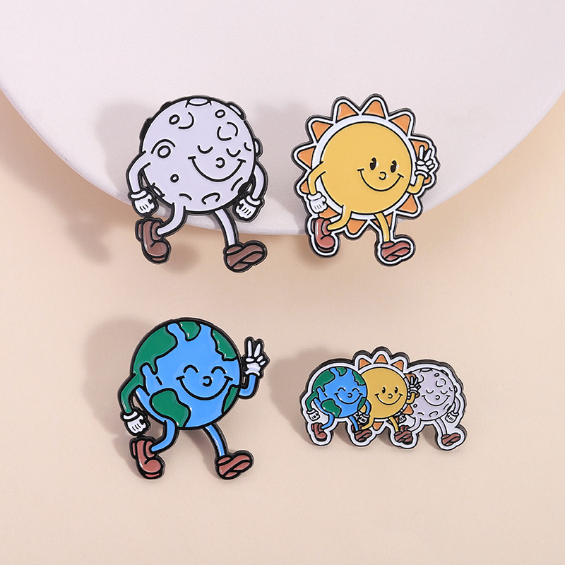 การ์ตูน Sun Moon Earth เข็มกลัดน่ารัก Creative Planet ป้ายโลหะดาราศาสตร์พัดลมเสื้อผ้า Lapel Pin เครื่องประดับแฟชั่นของขวัญ