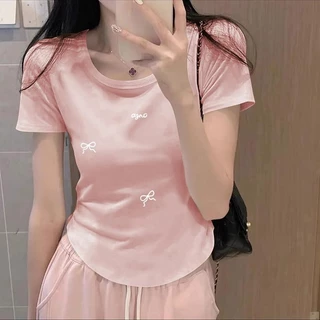 เสื้อทีสำหรับผู้หญิง เสื้อแขนสั้นแบบพื้นที่ไหล่ รอยพับเพื่อทำให้รูปร่างเอวเรียบง่าย ลายน่ารักและหวาน