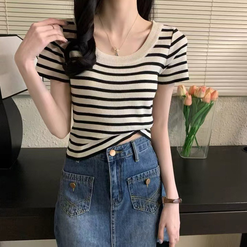 เสื้อยืดแขนสั้นคอเหลี่ยมลายทาง สีดำขาว ทรงกระชับ สำหรับสาวๆ
