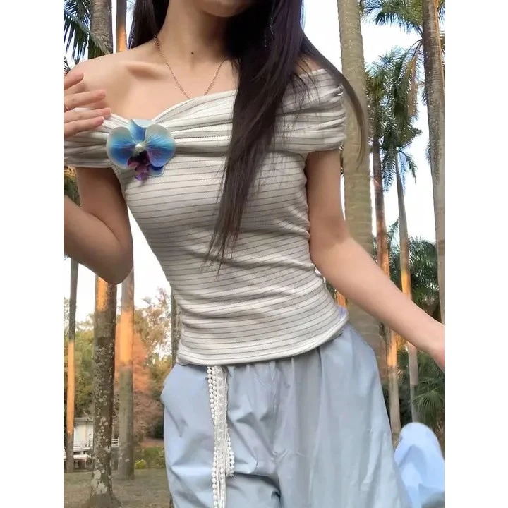 เสื้อยืดผู้หญิงเปิดไหล่แขนกุดลายดอกไม้ - รูปที่ 1