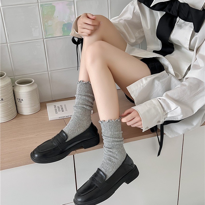 ถุงเท้าแฟชั่นของผู้หญิง สไตล์เกาหลี สีทึบ ขอบลูกไม้ การระบายอากาศ นุ่มและสะดวกสบาย รูปแบบของมหาวิทยาลัย