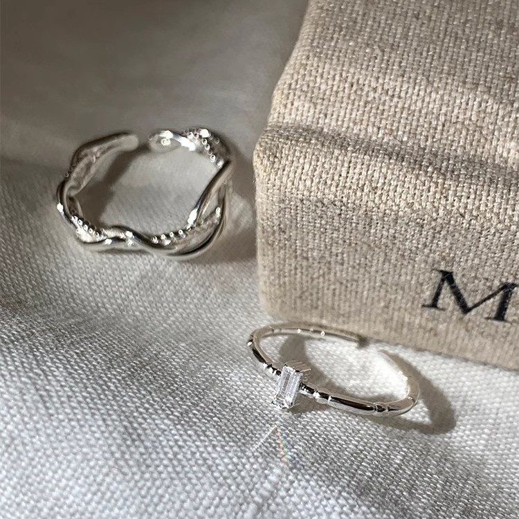 ✨Susan Simple Design Feel Twisted WindingแหวนหญิงIns Niche High-EndZircon Index Fingerแหวนอารมณ์All-Matchแหวน