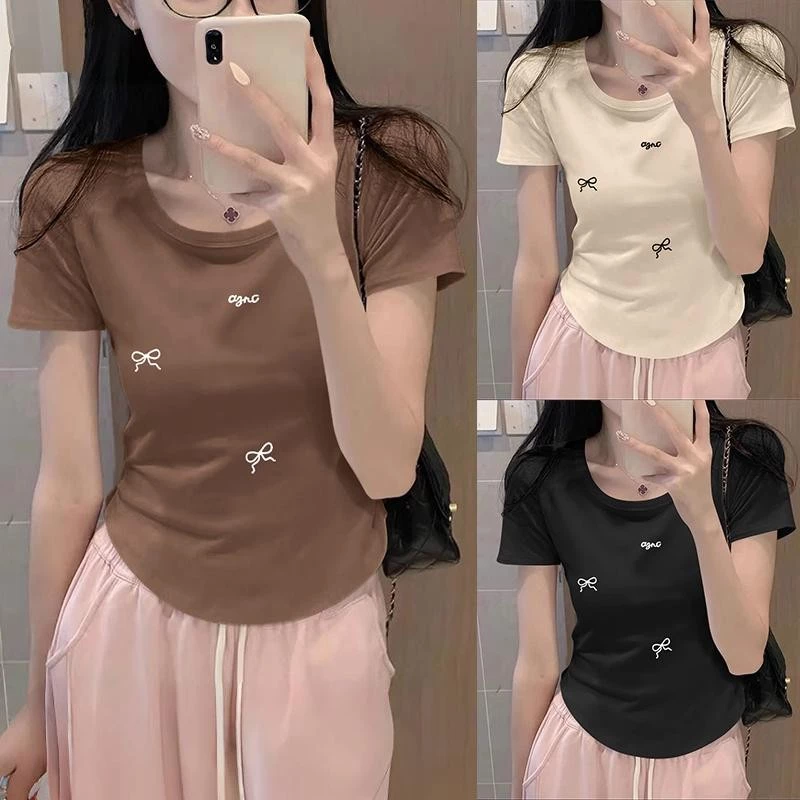 เสื้อทีสำหรับผู้หญิง เสื้อแขนสั้นแบบพื้นที่ไหล่ รอยพับเพื่อทำให้รูปร่างเอวเรียบง่าย ลายน่ารักและหวาน