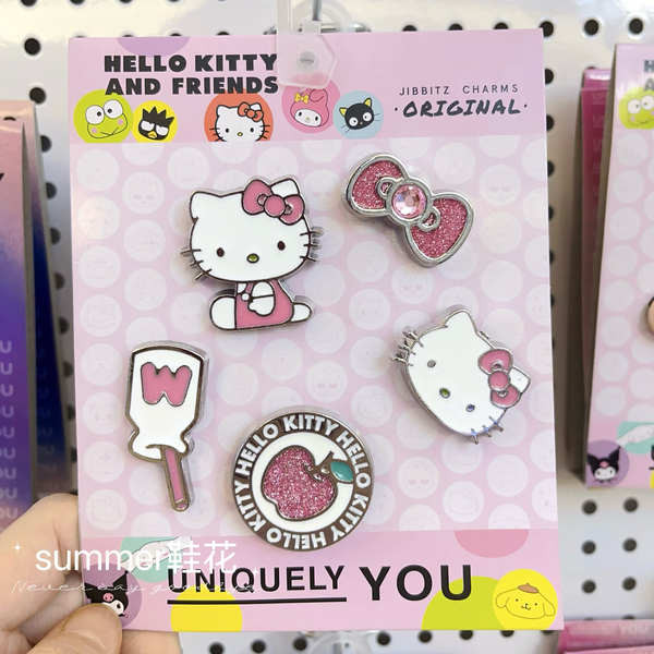 jibbitz croc jibz อุปกรณ์เสริมรองเท้า Hello Kitty ลายดอกไม้และเข็มขัดหัว เหมาะสำหรับCrocs คุณภาพสูง