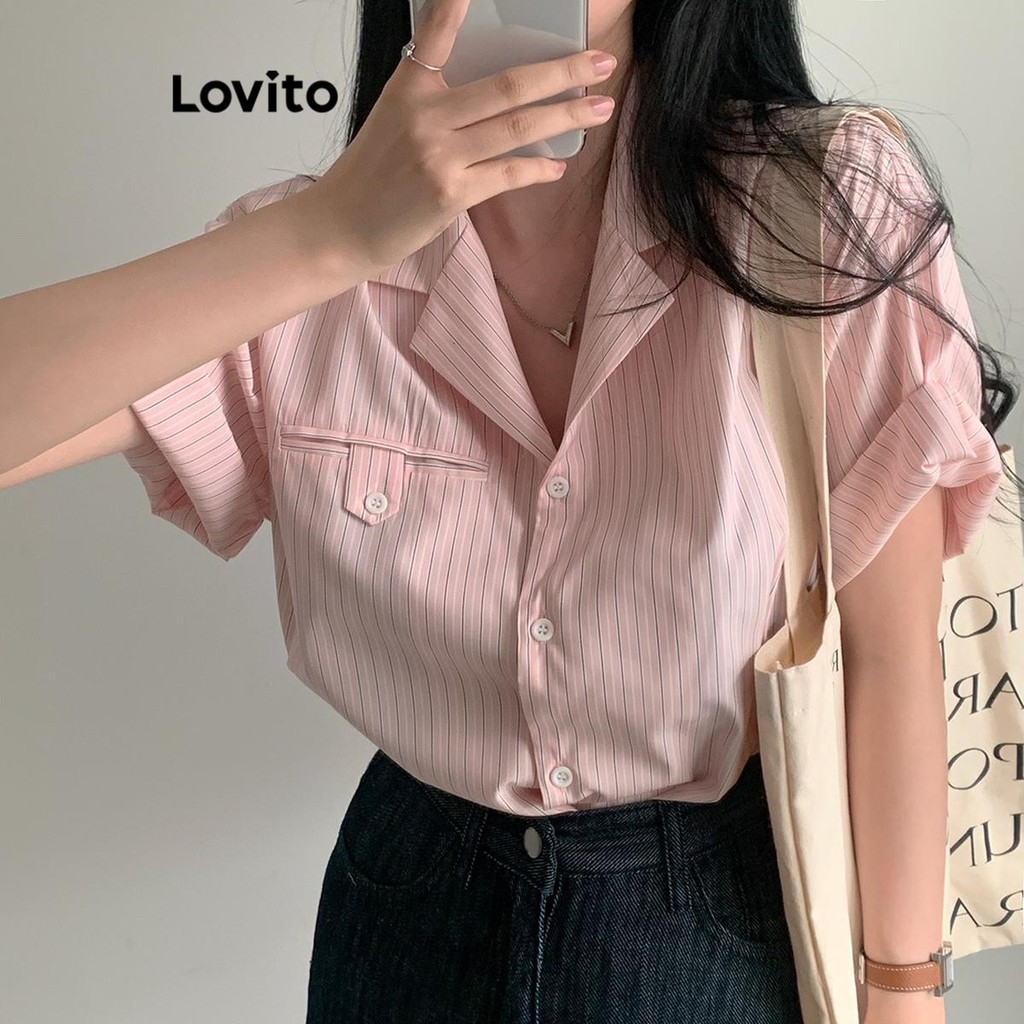 Lovito เสื้อเบลาส์ผู้หญิง ลายทาง มีกระดุม สไตล์ลำลอง LNM67228