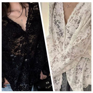 เสื้อเชิ้ตแขนยาวสีดำคอวีลายลูกไม้แฟชั่น