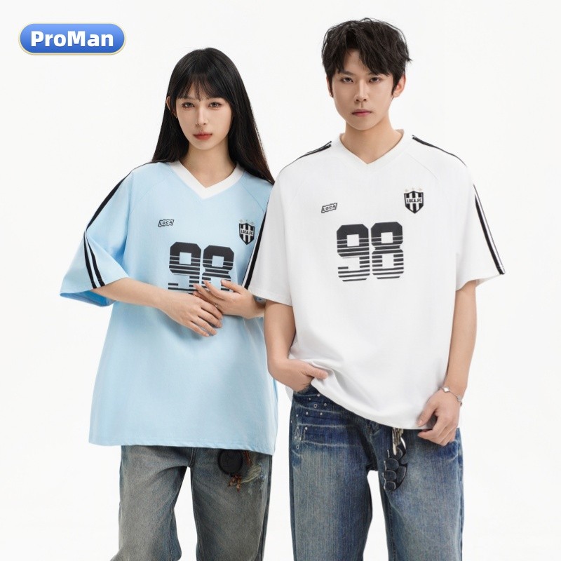 ProMan เสื้อกีฬาวินเทจสไตล์อเมริกัน ชุดคู่รักพิมพ์ลายตัวอักษร แบบหลวม คอวี