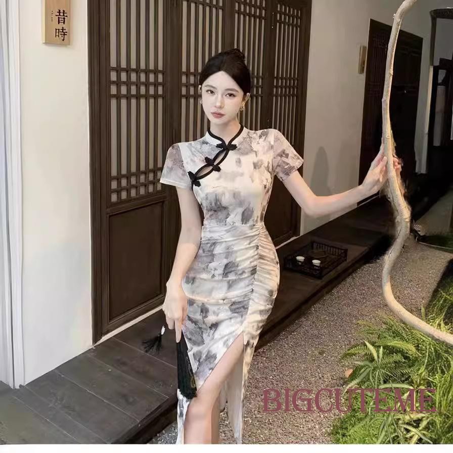 ชุดเดรสสั้นแขนสั้นเชิงกึ่งทางการลายย้อนยุคสำหรับผู้หญิง มีการปรับปรุง ดีไซน์เข้ารูปเอวระบายและมีการเปิดข้างสูง