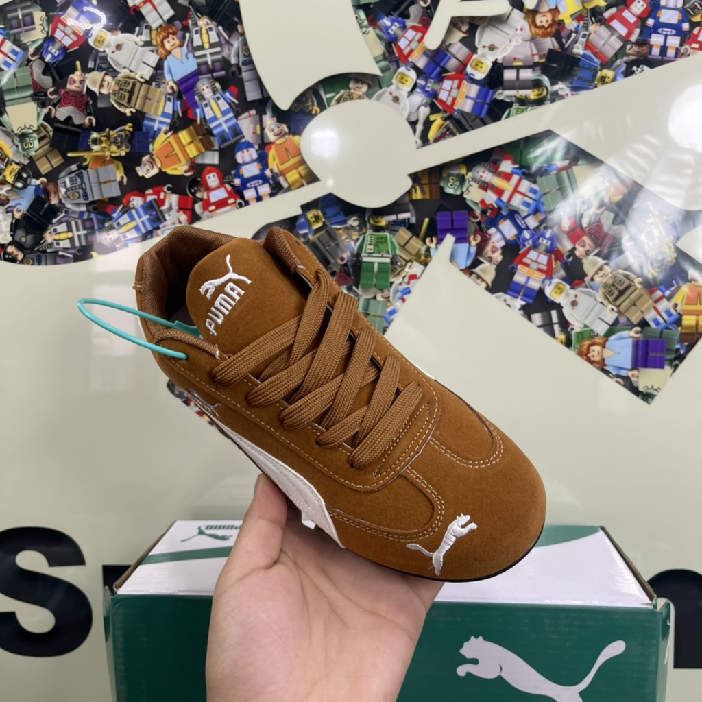 2024สินค้าใหม่แนะนำหนังกลับสีน้ำตาลและสีขาวแฟชั่นรองเท้าผู้ชายและผู้หญิงทุกคู่พื้นนิ่มยางคุณภาพสูงรองเท้ากีฬาน้ำหนักเบาและทนต่อการสึกหรอ