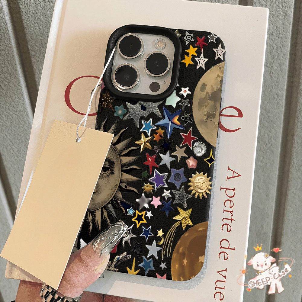 ✨ นี่ยม! ✨เคสเหมือนเปลือกลิ้นจี่ ดาว ดวงอาทิตย์ ดวงจันท สําหรับ IPhone16 15 14 13 7 8plus Pro Promax XR XS เลือกได้ห้าสี
