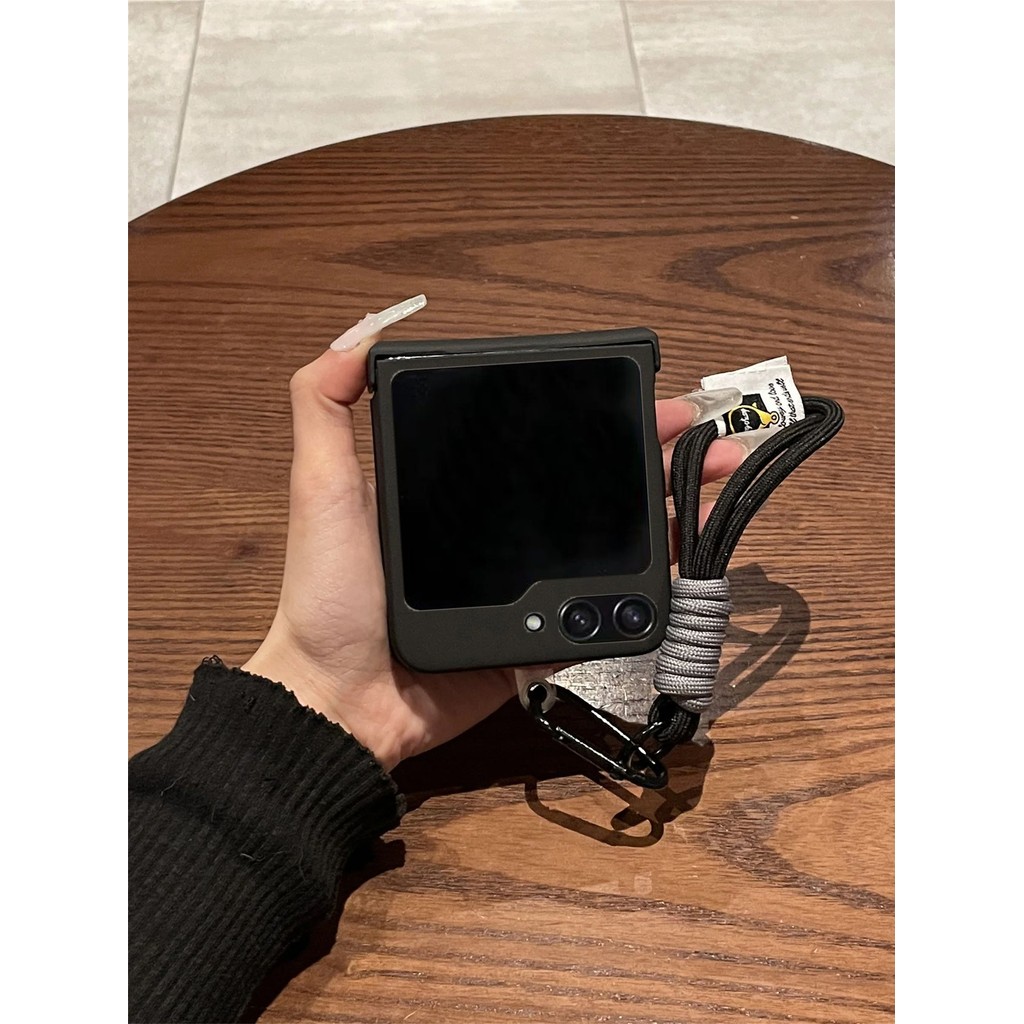 LUKEN หรูหราเรียบง่ายสีดําเคสโทรศัพท์แบบพกพาพร้อมสายคล้องมือเชือกสําหรับ Samsung Galaxy Z Flip 5 6 Z Flip6 ZFlip 5 Zflip6 Zflip5 สําหรับ OPPO ค้นหา N2 Flip N3 Flip