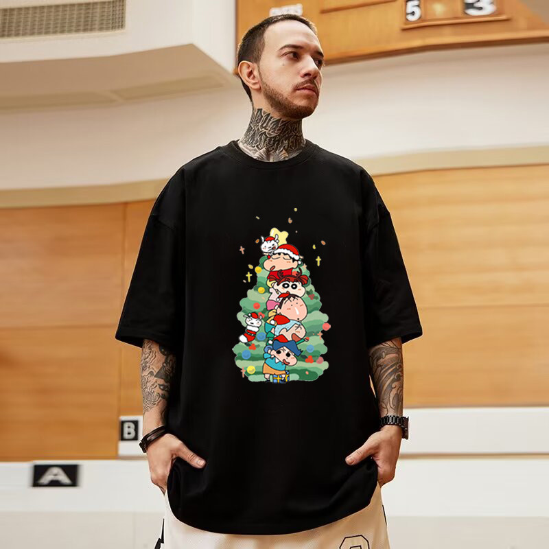 พร้อมส่ง เสื้อยืด M-8xl Men เสื้อยืดขนาดใหญ่หลวมแฟชั่น Crayon Shin chan Christmas Tree primant