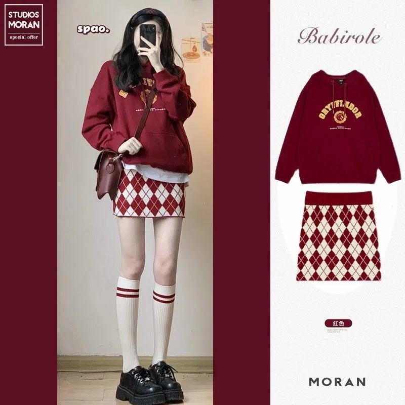 เสื้อสเวตเตอร์มีฮู้ดคริสต์มาสสีแดงกระเป๋าผู้หญิงบุขนกำมะหยี่กระโปรงสะโพกชุดสองชิ้นสวมใส่อ่อนโยน