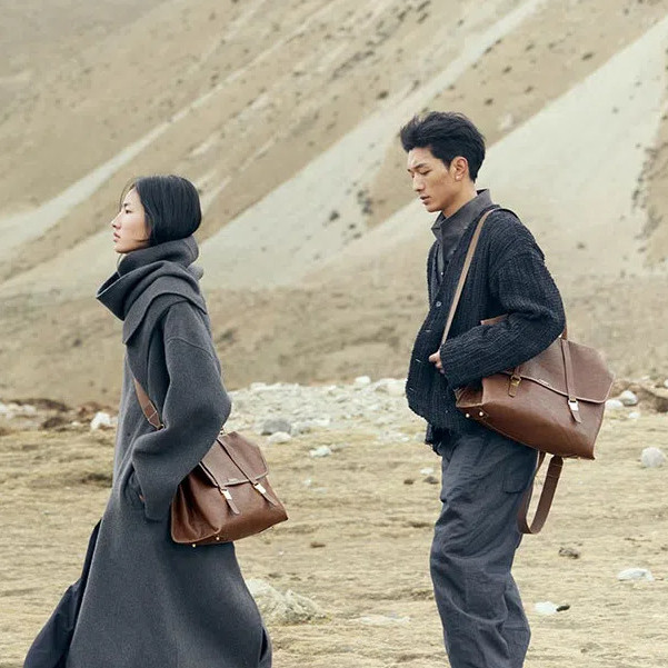 [พร้อมถุงเก็บฝุ่นต้นฉบับ] Songmont Shan Briefcase กระเป๋าเป้สะพายหลังหนังฟอกผักกระเป๋าสะพายความจุขนาดใหญ่รองเท้าแตะสีดํา