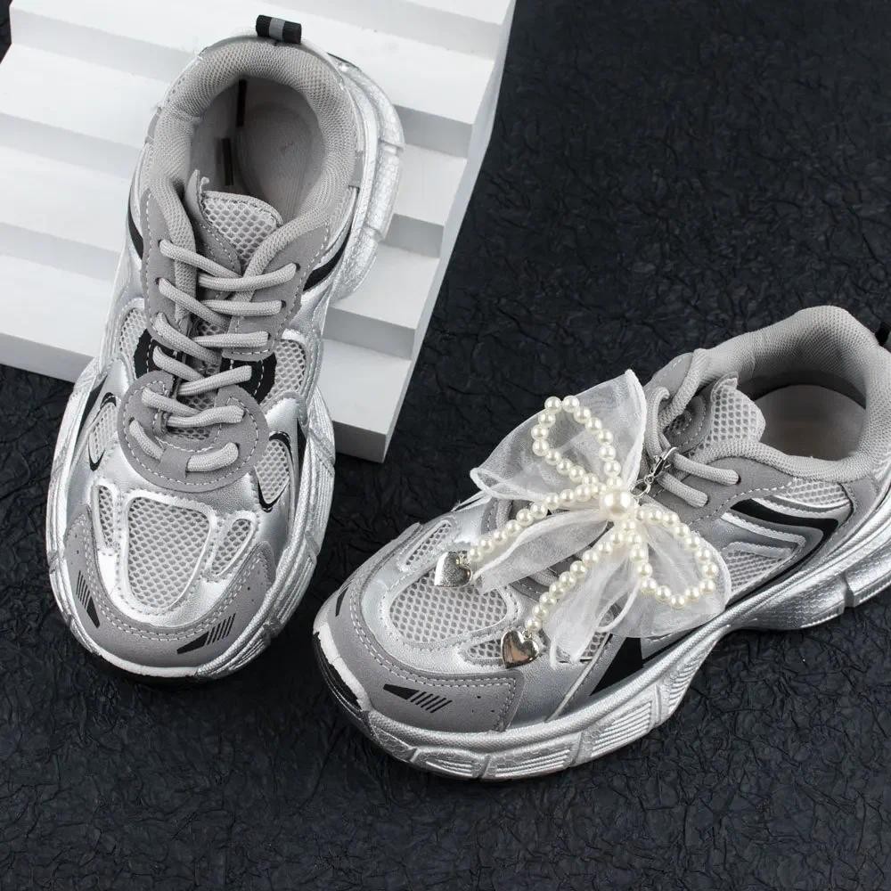 1 ชิ้นรองเท้า Laces Charms สําหรับรองเท้าผ้าใบตกแต่งผ้าไหมริบบิ้น Pearl Bow Shoelaces Charm อุปกรณ์เสริมจี้โลหะรองเท้าตกแต่ง