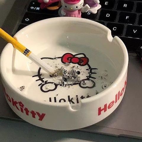 4.8,000 People Collection] Hello Kitty Ashtray Boyfriend Gift Cinnamon Dog Ashtray น่ารักมูลค่าสูงการ์ตูน Ashtray 4.16