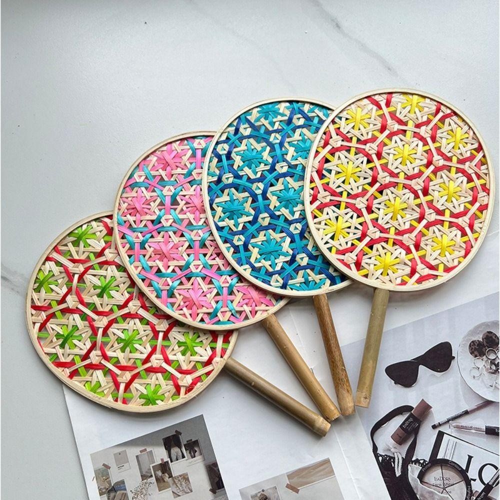 Wellnessspot พัดลมถักไม้ไผ่, พัดลมทอผ้าแฮนด์เมดสีสันสดใส, ของตกแต่งบ้านทรงกลมแบบพกพาประณีตพัดลมมือหมุนของขวัญ - รูปที่ 3