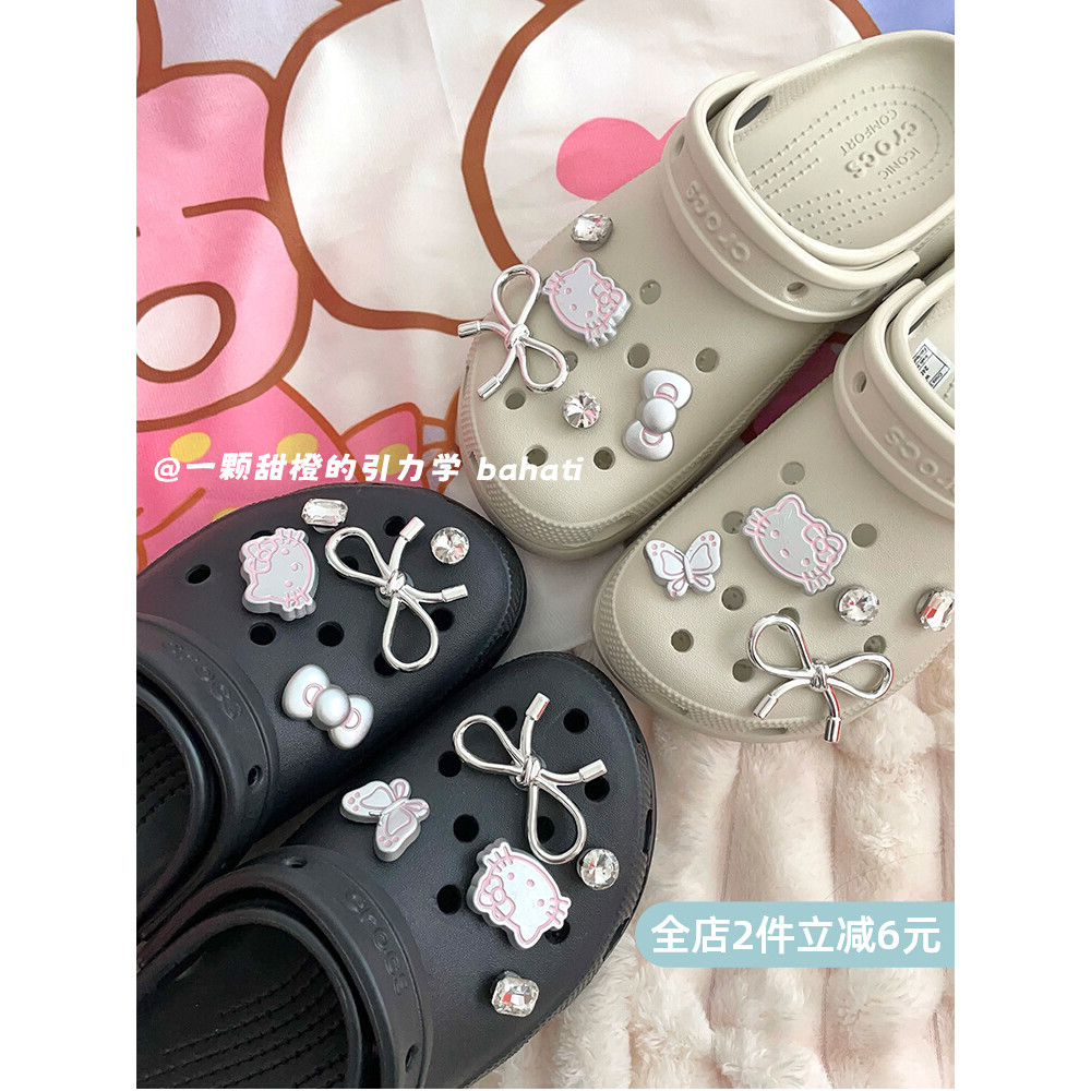 ชุด KT kitty สีเงิน ดอกไม้รองเท้า crosc ดั้งเดิม ดีไซน์ไม่ซ้ําใครใน ลูกอม crosc สีชมพู jibbits