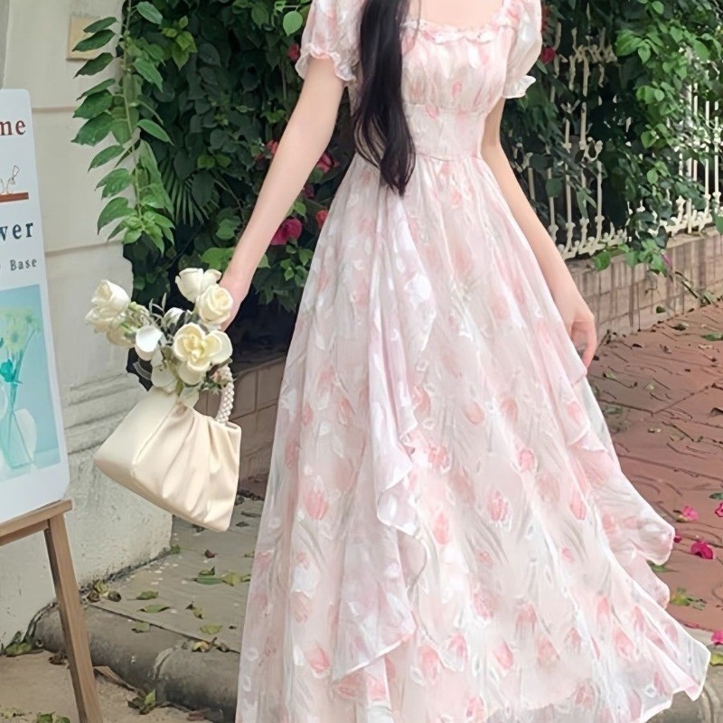 ส่งไวจากไทยLucy Shopความรักครั้งแรกกระโปรงดอกไม้อ่อนโยนหักคอสี่เหลี่ยมแสดงอารมณ์กระโปรงยาว