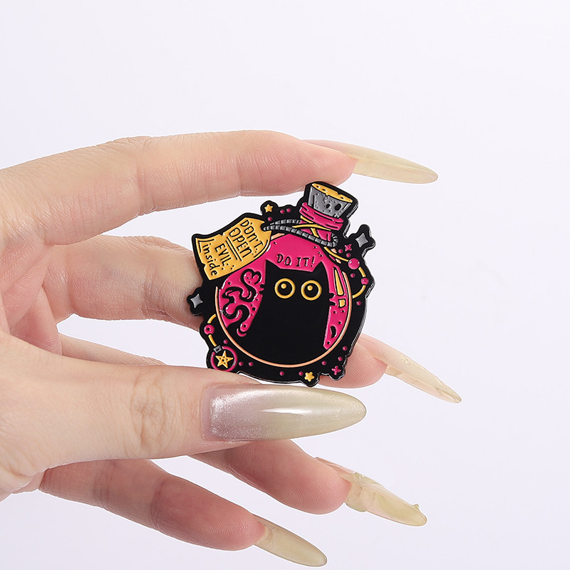 ความชั่วร้ายบรรจุขวดแมวดําเคลือบเข็มหมุดสัตว์ตลกตราเข็มกลัดปกโลหะสําหรับเป้สะพายหลัง - รูปที่ 2