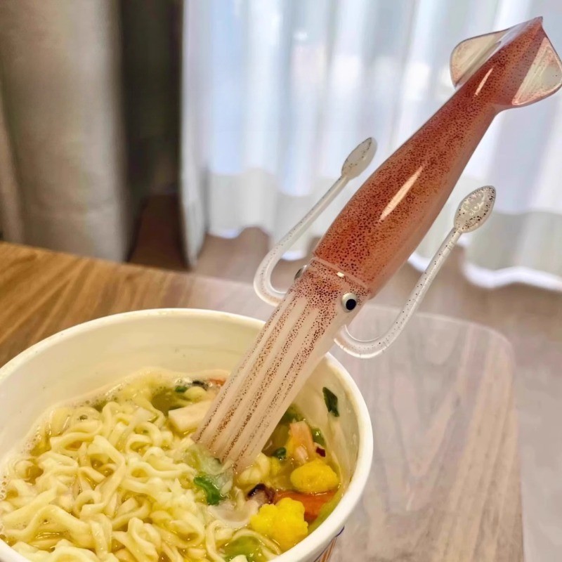 ส้อมใหม่กวาดล้างทุกวันปลาหมึกปลาหมึกปลาหมึกสนุกสร้างสรรค์ปลาหมึกส้อมวัสดุญี่ปุ่นตลกบนโต๊ะอาหารบะหมี่กึ่งสําเร็จรูปส้อม