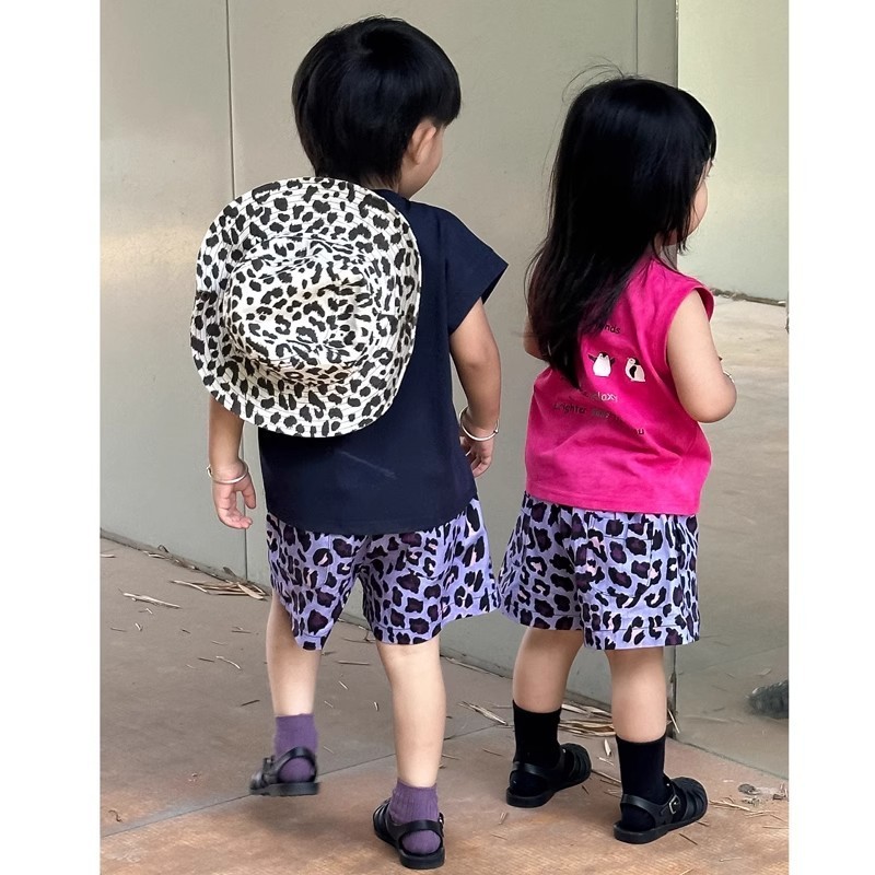 ชุดฤดูร้อนสำหรับเด็ก ชุดบางมีสไตล์สำหรับเด็กชายและเด็กหญิง เสื้อยืดแขนสั้นลายการ์ตูน กางเกงขาสั้นลายเสือดาว ชุดสองชิ้น