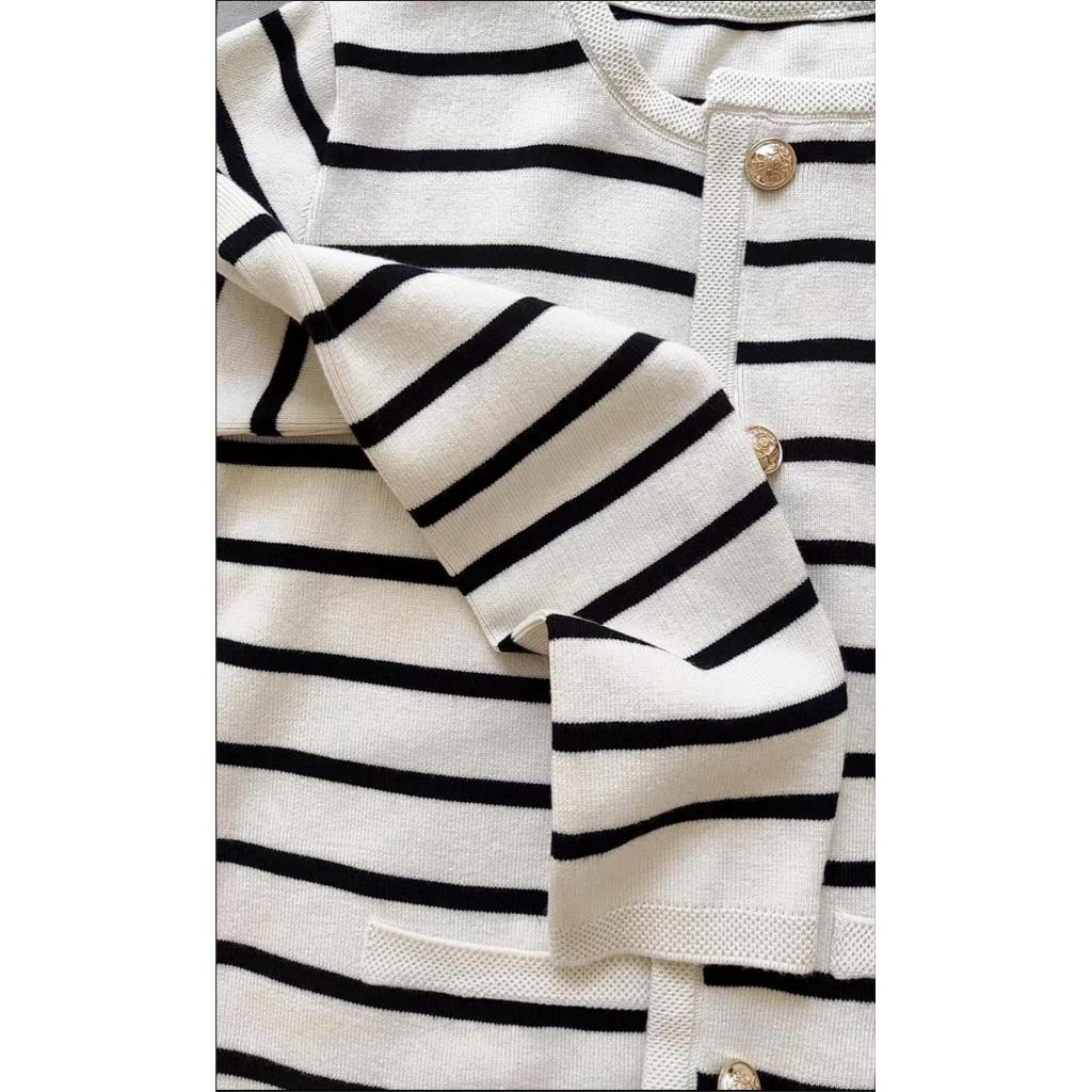 [คุณภาพสูงสุด] กุลเลซ่า สไตล์เดียวกันสีดําสีขาวลายสไตล์ชาแนลถักแจ็คเก็ตขนาดเล็กผู้หญิงสไตล์ใหม่ฤดูใบไม้ร่วงฤดูหนาวสวมใส่ด้านนอกสั้นเสื้อกันห - รูปที่ 2