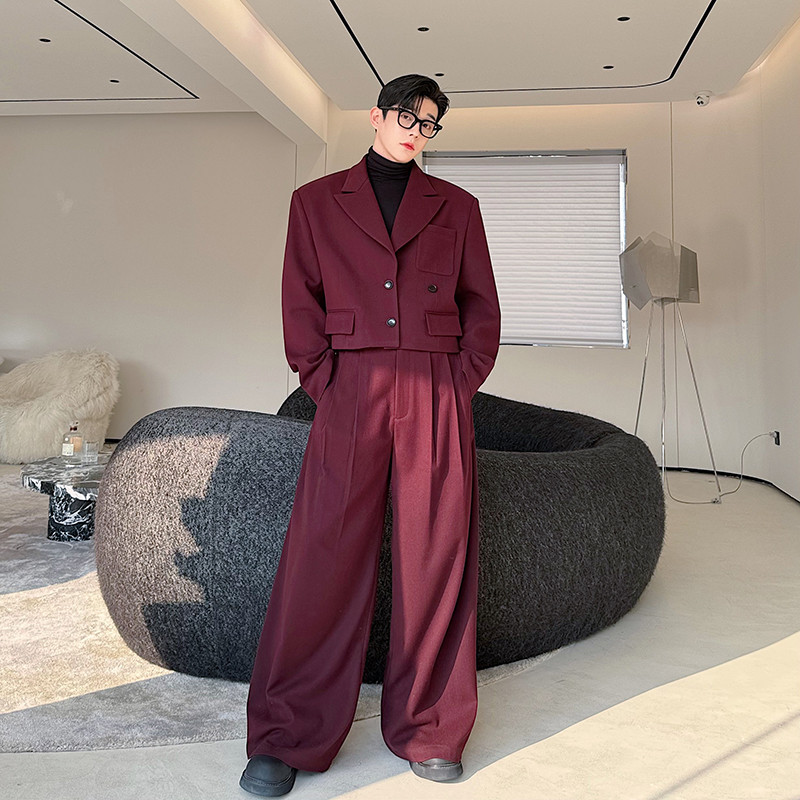 ยุโรปอเมริกันฝรั่งเศสปารีสแคทวอล์สไตล์เบอร์กันดีสูทสั้นเข้ารูปผู้ชายหล่อจับคู่ชุดกางเกงขากว้างสูท