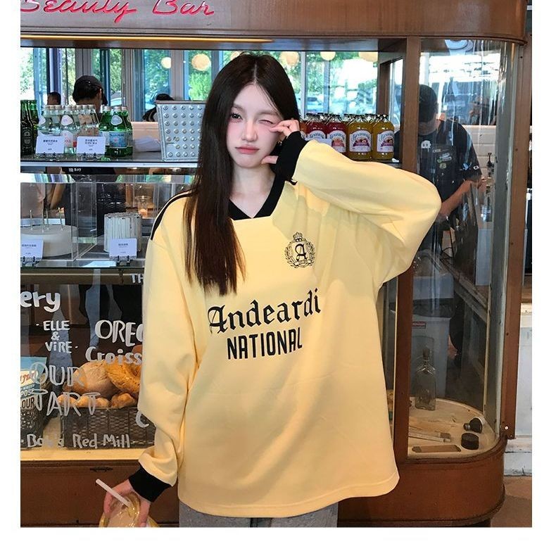 [Xiao] เสื้อเจอร์ซี่ดีไซน์เสื้อสไตล์ฤดูใบไม้ร่วงและฤดูหนาวเสื้อสเวตเตอร์ผู้หญิงทรงหลวมและบางพิมพ์ลายตัวอักษรโดปามีนบวกกำมะหยี่หนา