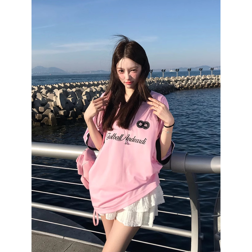 Solovely ผู้หญิง สไตล์เกาหลี แขนสั้น หลวม เสื้อสไตล์สปอร์ต คอวี พิมพ์ลาย โอเวอร์ไซส์ เสื้อยืด