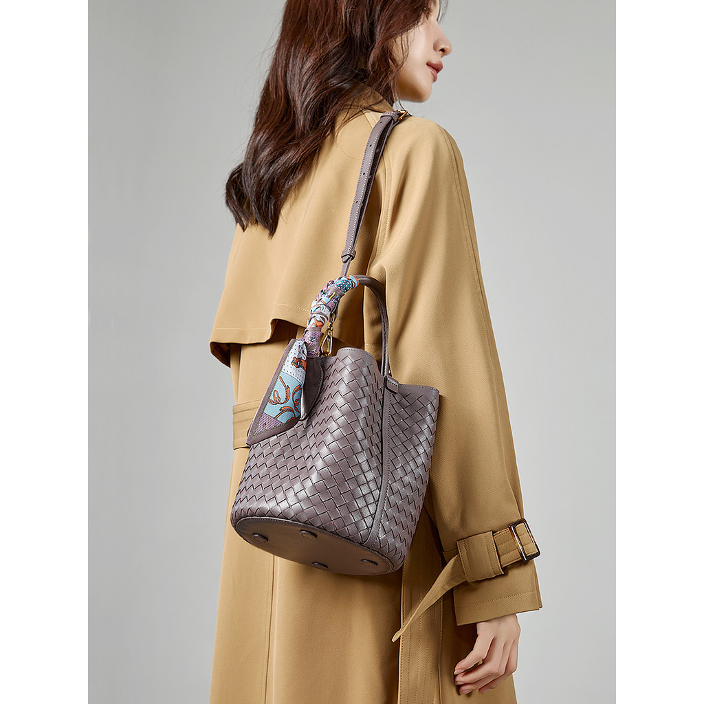 กระเป๋าสะพายไหล่ทอจากหนังแกะ ความจุขนาดใหญ่ กระเป๋าถังผู้หญิง กระเป๋าสะพายข้างหนังแท้ LNQU