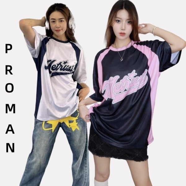 ⚡️ProMan⚡️เสื้อยืดสีเย็บสำหรับฤดูร้อน  พิมพ์ลายตัวอักษร  รุ่นเดียวกันทั้งชายและหญิง  กีฬา  oversize  สไตล์อเมริกันวินเทจ
