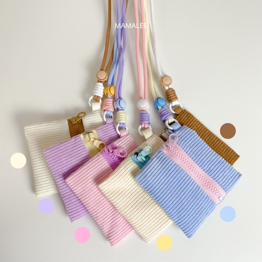 M01 กระเป๋าลูกฟูก คล้องคอ ปรับสายได้ แถมฟรีเข็มกลัด