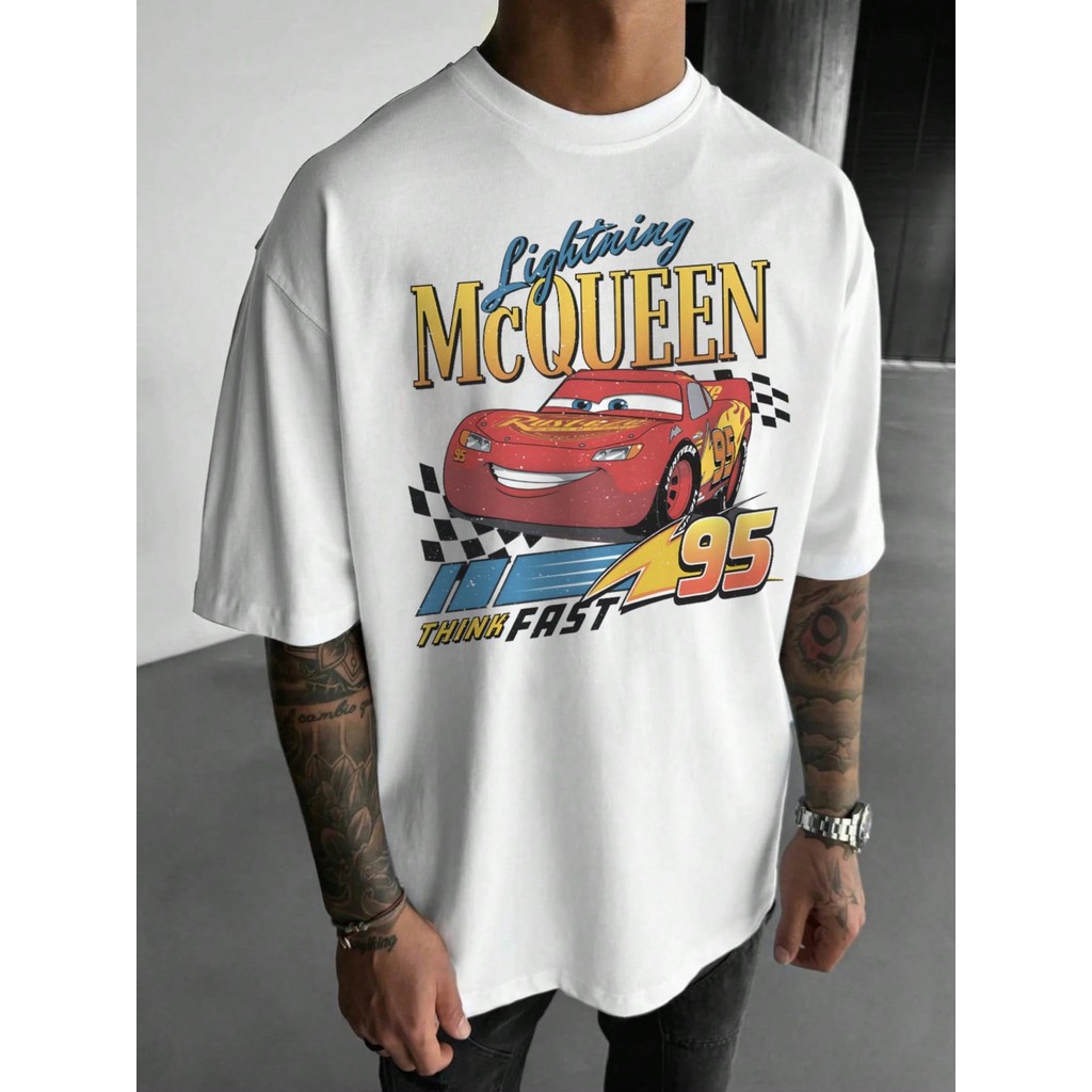 Disney Collaboration Cars McQueen เสื้อยืดแขนสั้นพิมพ์ลายการ์ตูนลําลองผู้ชายฤดูร้อน