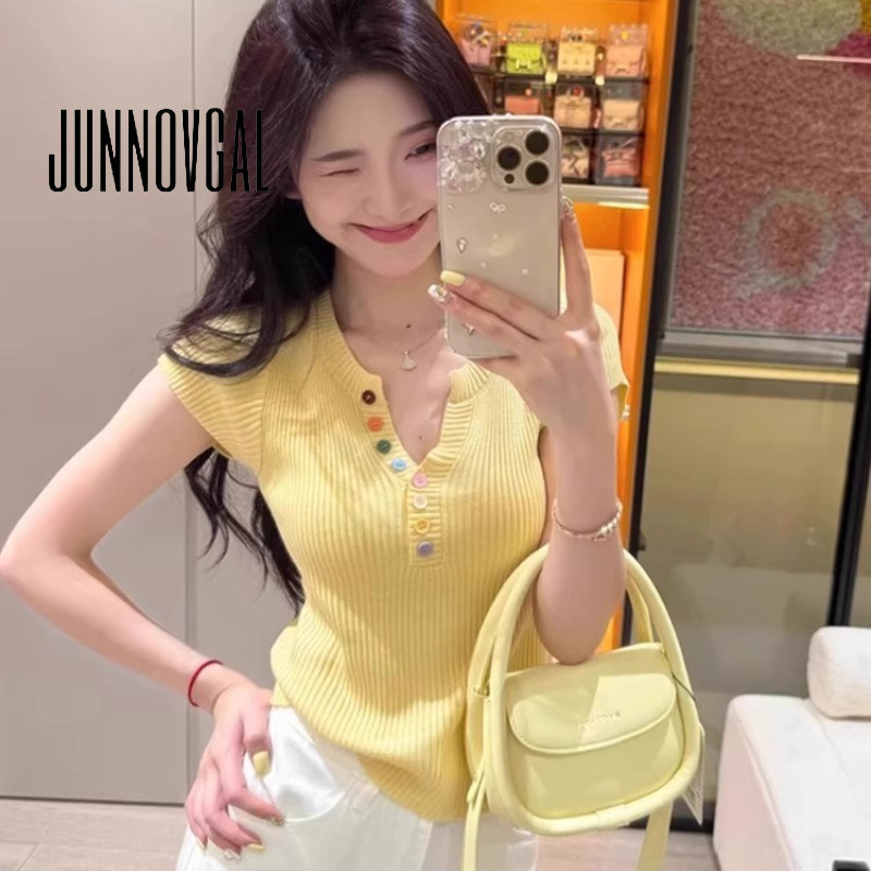 JUNNOVGAL เสื้อยืดผู้หญิง 2025 สีทึบ คอวีแขนสั้น แฟชั่นทุกวัน Casual Slim Fit