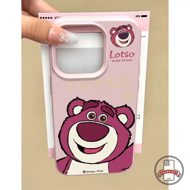 การ์ตูนหมีสตรอเบอร์รี่ตัวอักษรหนังกันกระแทก เคส IPhone 16 12 11 14 13 15 Pro Max X 7Plus 8 14 15 16 Plus XR 8Plus XS Max