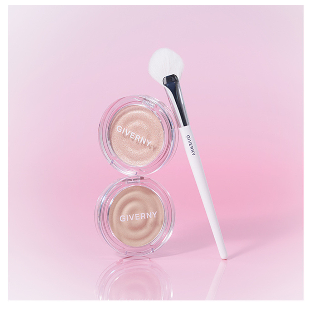 Giverny Dewey Volumizing Highlighter Fan Brush