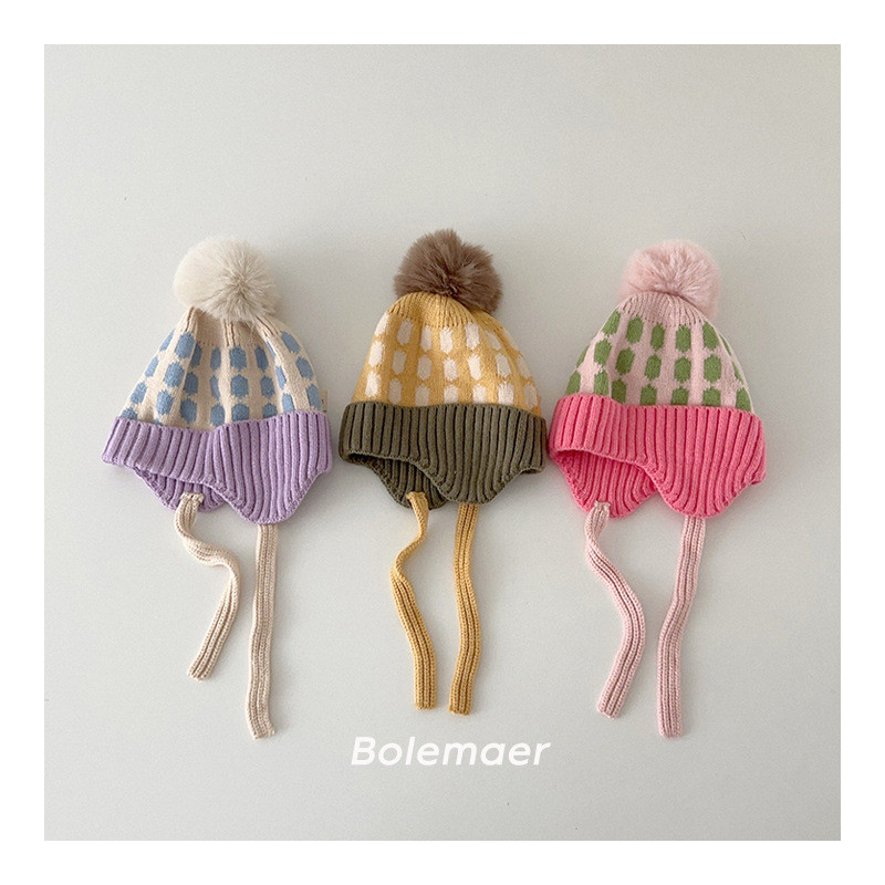 เด็กถักป้องกันหูหมวกเกาหลีที่มีสีสัน Checkered ฤดูหนาว Warm Windproof น่ารัก Hairball เด็กหมวกขนสัตว์