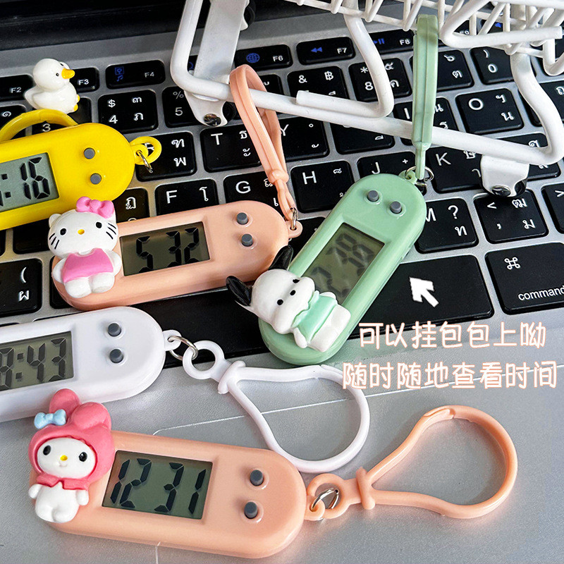 SANRIO ซานริโอ นาฬิกาอิเล็กทรอนิกส์ จี้กุญแจ มินิแบบพกพาดิจิตอลอิเล็กทรอนิกส์สอบนาฬิกานักเรียนสก์ท็อปแขวนนาฬิกาเครื่องเขียน
