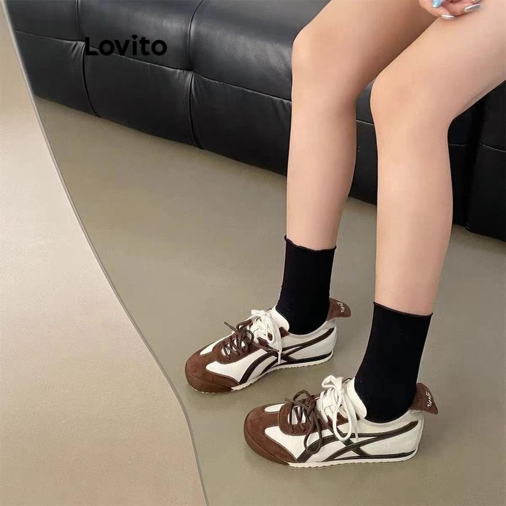 Lovito สไตล์เรียบๆผ้าปะติดRetro Maillard โทนสีอบอุ่นจับคู่ฐานแบน Forrest เหงือกรองเท้าผ้าใบอเนกประสงค์รองเท้าผ้าใบสำหรับผู้หญิง LFA48026