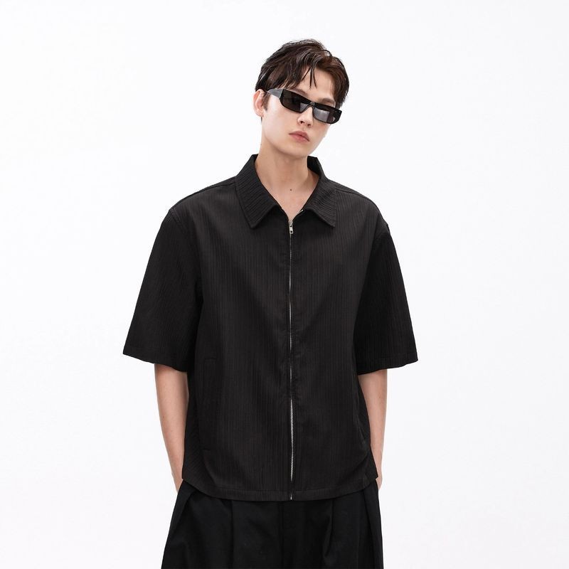 Pannofluxus เสื้อเชิ้ตผู้ชายแขนสั้นสไตล์อเมริกันเรียบง่ายคุณภาพสูงสไตล์เป็นกลางผ้าไหมน้ําแข็งการออกแบบจีบ