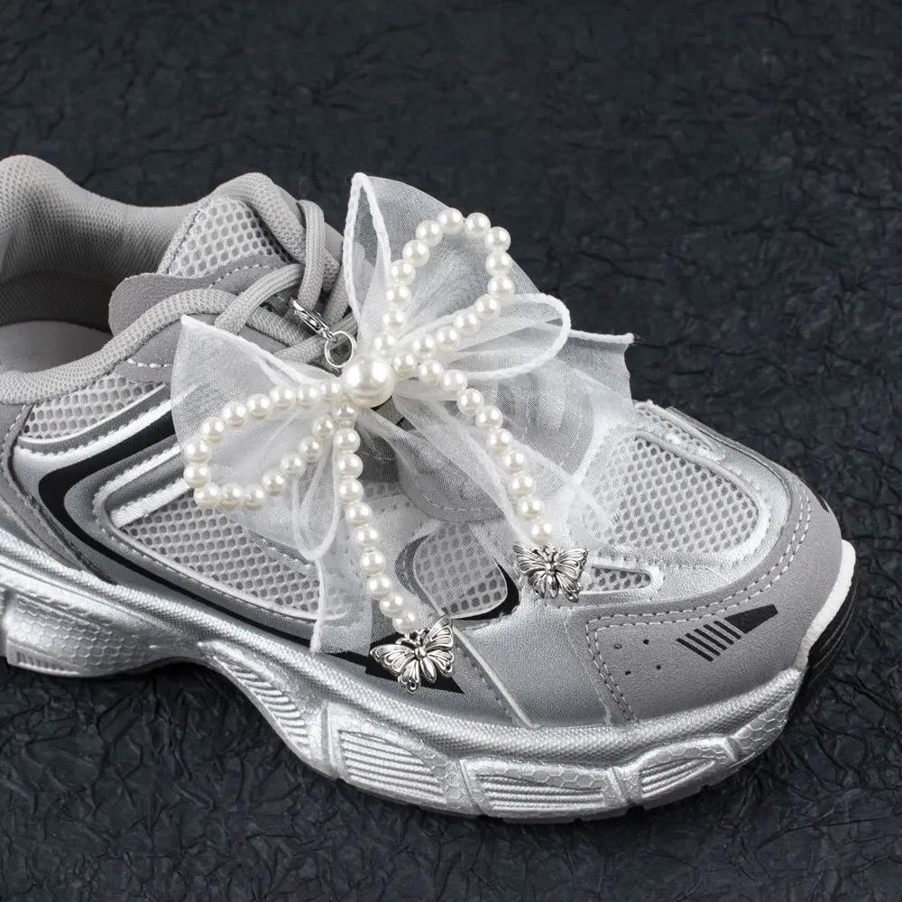 1 ชิ้นรองเท้า Laces Charms สําหรับรองเท้าผ้าใบตกแต่งผ้าไหมริบบิ้น Pearl Bow Shoelaces Charm อุปกรณ์เสริมจี้โลหะรองเท้าตกแต่ง