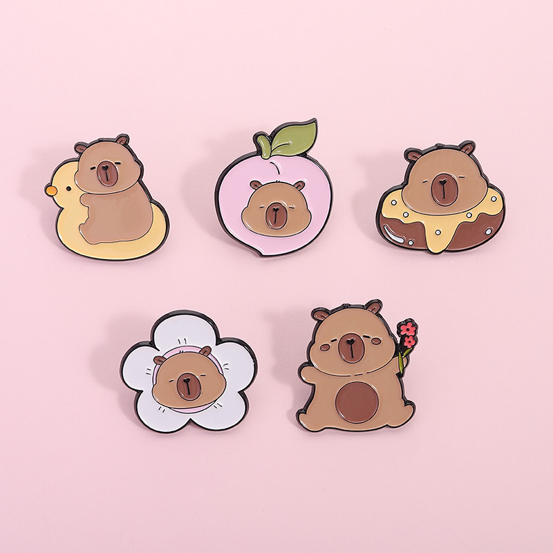 น่ารักการ์ตูน คาปิบาระ เคลือบเข็มกลัดพีชโดนัทรูปดอกไม้สัตว์ป้ายกระเป๋าเป้สะพายหลังเสื้อผ้าอุปกรณ์เสริมของขวัญสําหรับเพื่อน