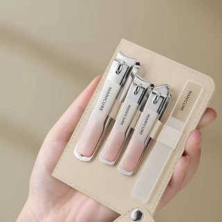 มีชุดกรรไกรตัดเล็บ 2 ขนาด คือ 4 ชิ้น และ 10 ชิ้น พร้อมกรรไกรตัดเล็บพกพา และ ชุดกรรไกรสำหรับแต่งเล็บ
