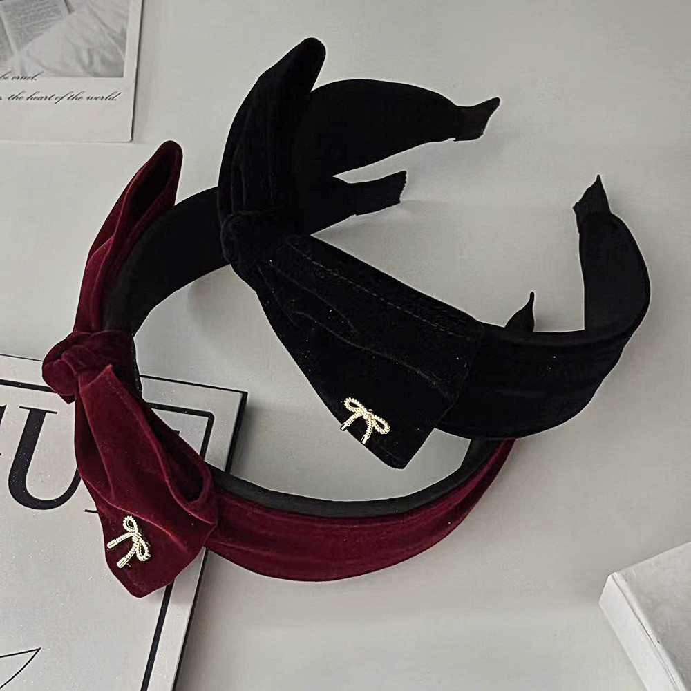 ฝรั่งเศสย้อนยุคกํามะหยี่โบว์คาดศีรษะผ้าระดับไฮเอนด์ป้ายทองโบว์คาดศีรษะแฟชั่นอุปกรณ์ผมฤดูใบไม้ร่วงฤดูหนาวรูปแบบใหม่