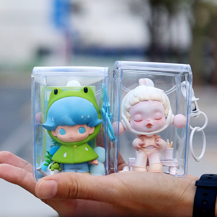 อินเทรนด์โปร่งใสกระเป๋ามินิกลางแจ้งกันน้ํากระเป๋ากล่องตาบอดกระเป๋าเก็บพร้อมพวงกุญแจตุ๊กตาพีวีซีกล่องแสดง