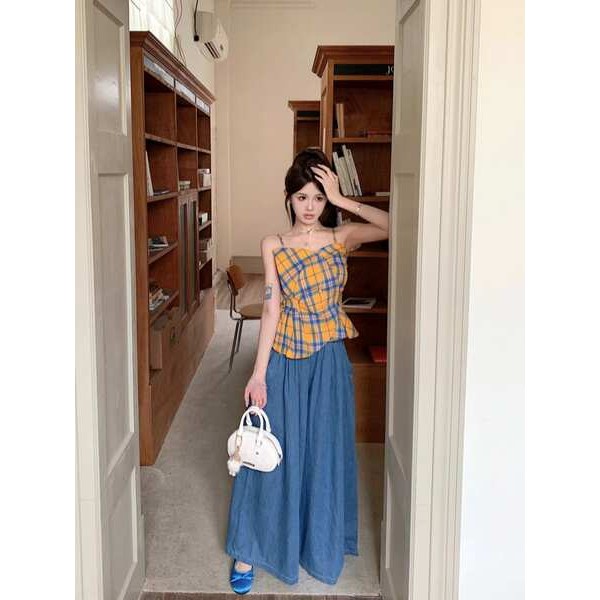 เกาะอก เกาะอกเท่ๆ เสื้อท่อนบนสีเหลืองแบบสั้นลายสก๊อตไม่สม่ำเสมอเชือกแขวนคอสายเดี่ยวขนาดเล็กเสื้อกล้ามใส่ด้านนอกสำหรับผู้หญิงฤดูร้อนเสื้อสาวฮอตสไตล์อเมริกัน