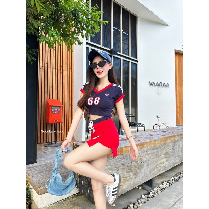 #GL แมชท์ลุค SPORTS GIRL เสื้อครอบสั้นเข้ารูปสกรีน TSUKI กระโปรงสั้นดีเทลแหวกข้างโชว์ซับกางเกงด้านใน